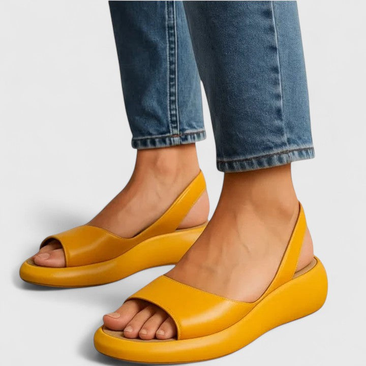 Sandali estivi da donna, comodi e alla moda, con supporto. Ideali per la spiaggia e un look casual chic.