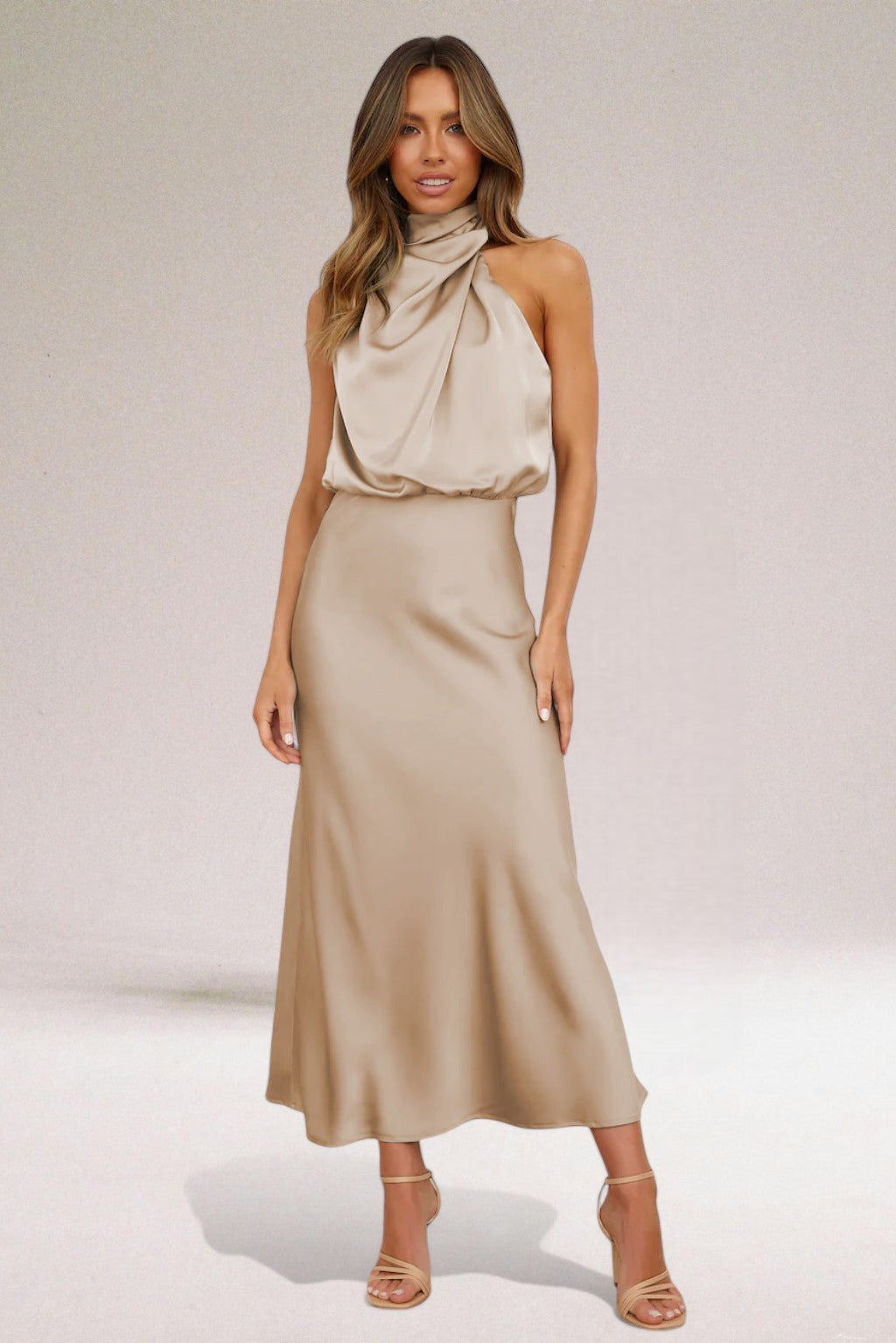 Moda donna: abito lungo satinato con scollo halter e gonna fluida, stile elegante e raffinato.