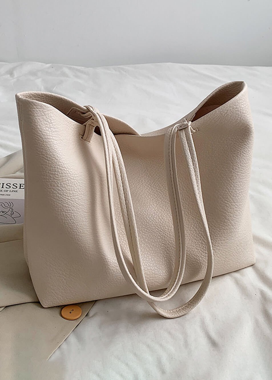 Borsa tote donna beige, capiente ed elegante. Ideale per lavoro e shopping, accessorio moda versatile.