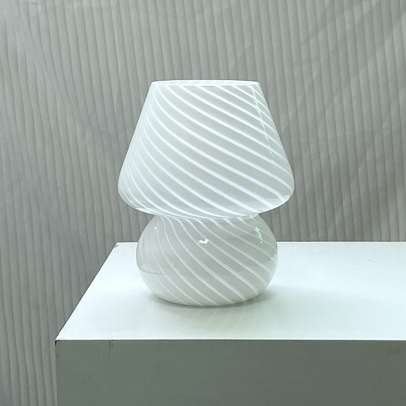Illuminazione decorativa: lampada a fungo con strisce, design moderno ed elegante.