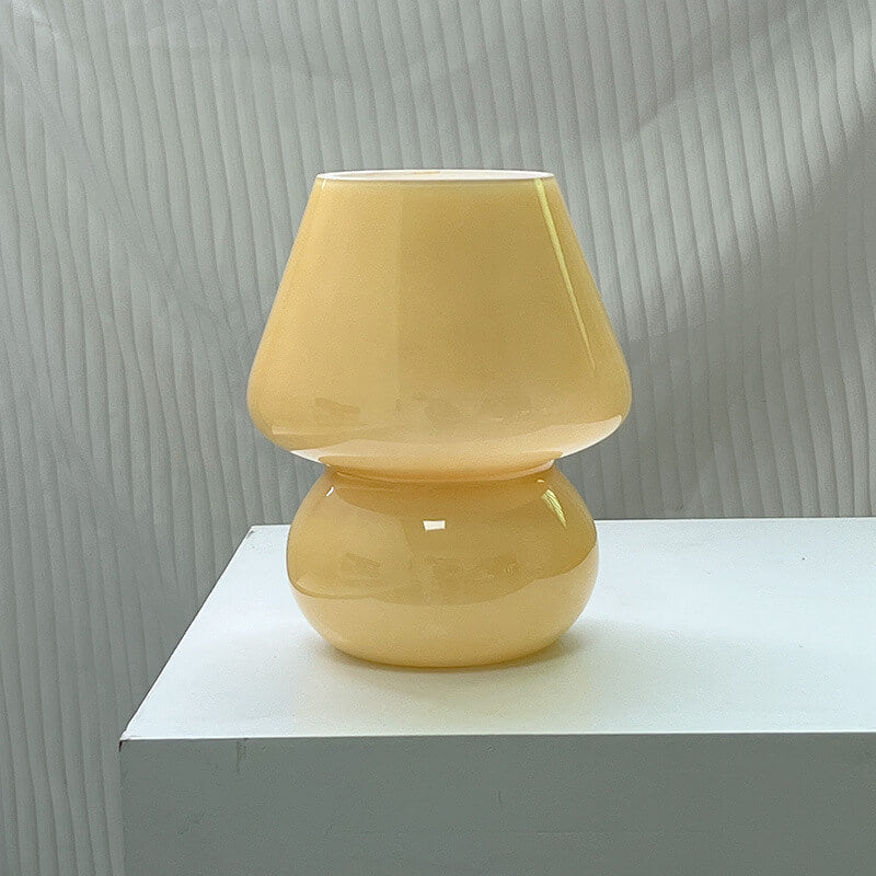 Stile essenziale: lampada da tavolo a fungo con strisce, minimalista e funzionale.