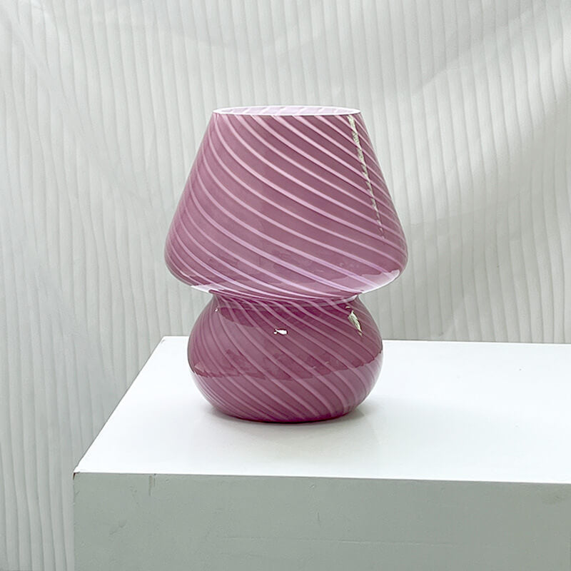 Accessorio d'arredo: lampada a fungo con strisce, moderna e versatile.