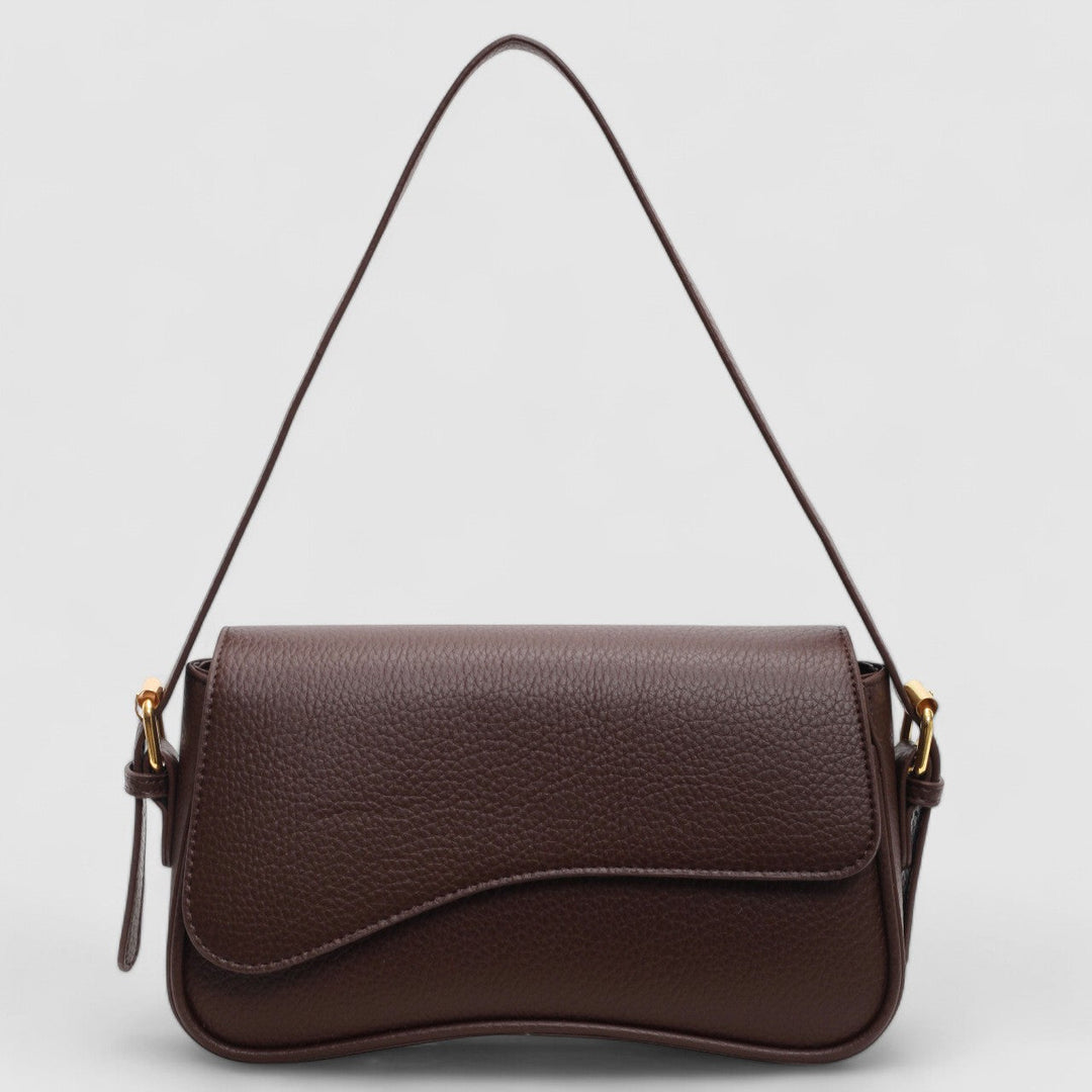 Borsa donna marrone in pelle vegana con design ondulato. Mini borsetta elegante, ideale come accessorio sera sostenibile.