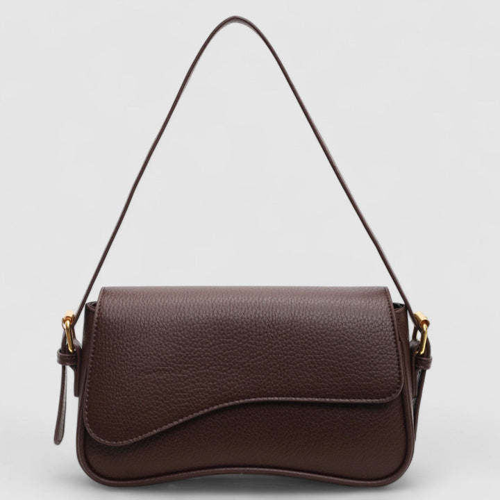 Borsa donna marrone in pelle vegana con design ondulato. Mini borsetta elegante, ideale come accessorio sera sostenibile.