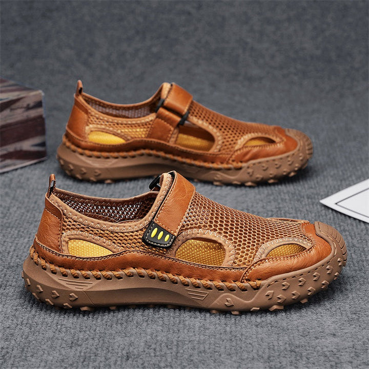 Sandali uomo slip-on a punta chiusa, traspiranti e comodi per comfort quotidiano.
