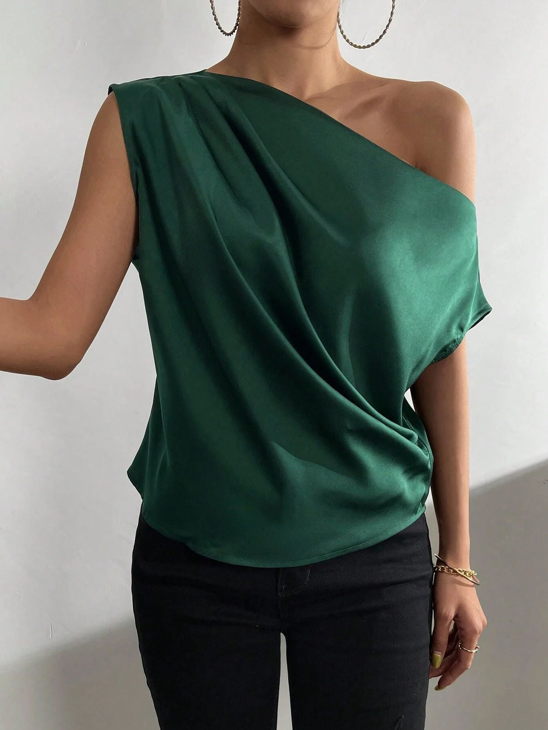 Top donna monospalla con design asimmetrico, moderno e sofisticato per outfit casual chic.