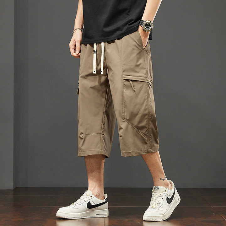 Bermuda cargo uomo beige con multitasche laterali e vita regolabile. Ideali per un look estivo casual e confortevole.