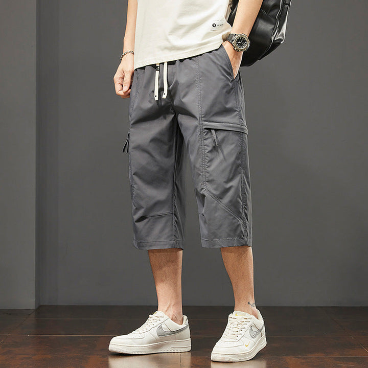 Pantaloncini cargo uomo estivi grigi, perfetti per attività outdoor o viaggi. Vita regolabile per massimo comfort.