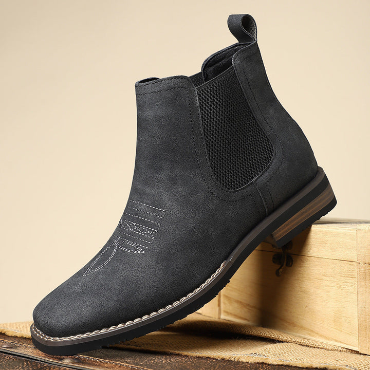 Scarpe da uomo: stivaletti Chelsea neri, slip-on per praticità, con suola antiscivolo per comfort.