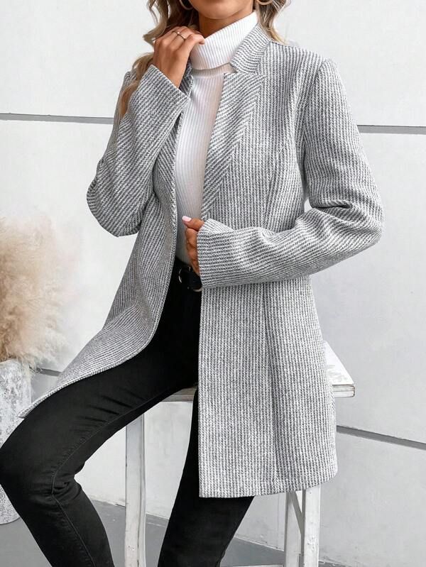 Blazer donna grigio, vestibilità slim. Giacca versatile per ufficio, look sofisticato ed eventi speciali.