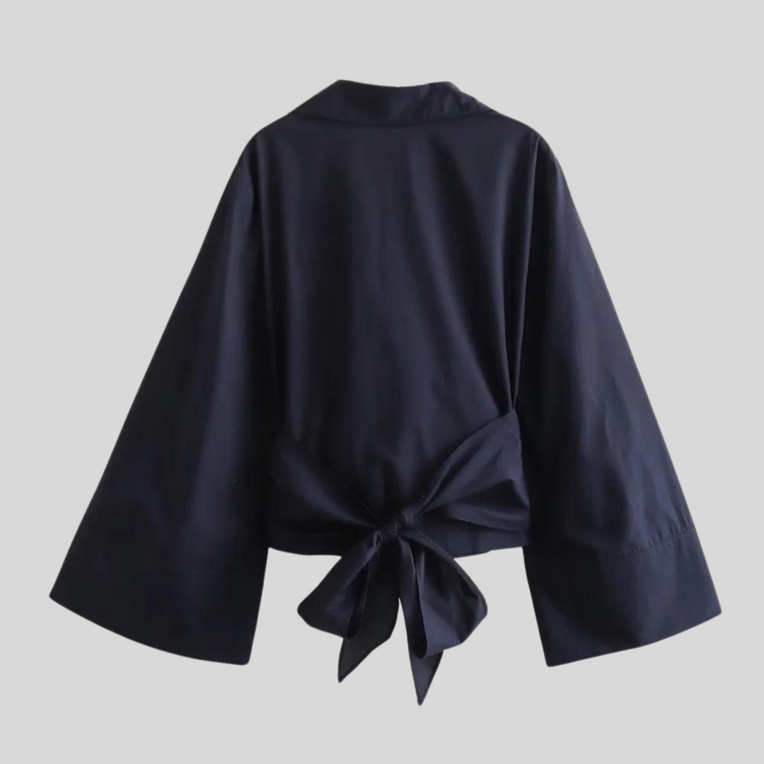Camicetta donna versatile bianca a maniche lunghe, ideale per outfit eleganti e casual da ufficio o estivi.