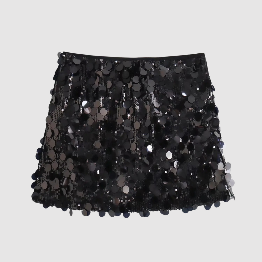 Dettaglio di gonna mini da donna con paillettes iridescenti, cattura la luce per un look glamour e accattivante.