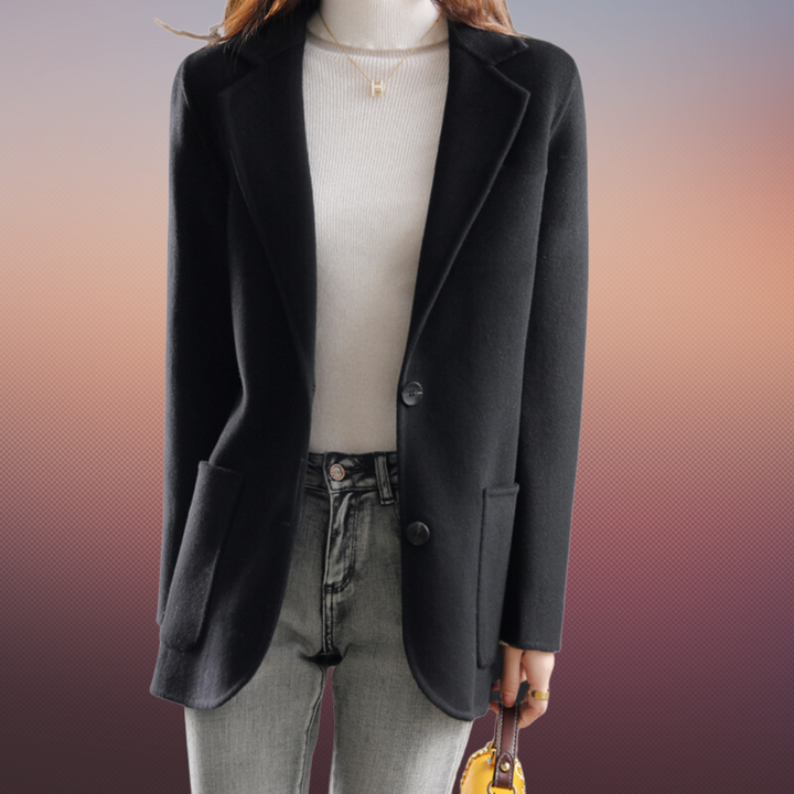 Blazer donna beige con tasche, perfetto per stile ufficio o look quotidiano. Comodo e chic.