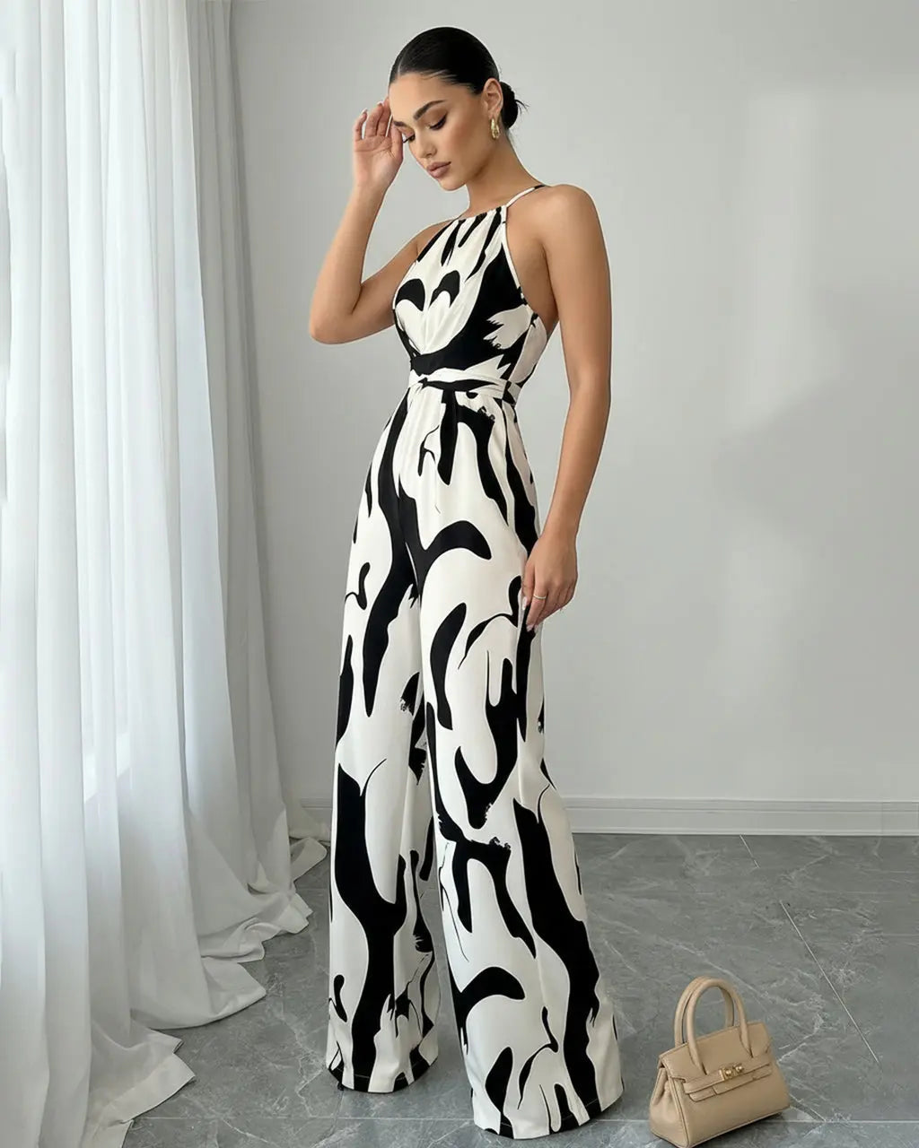 Abito tuta donna raffinato, stampa astratta, scollo halter. Perfetto per un'occasione speciale.