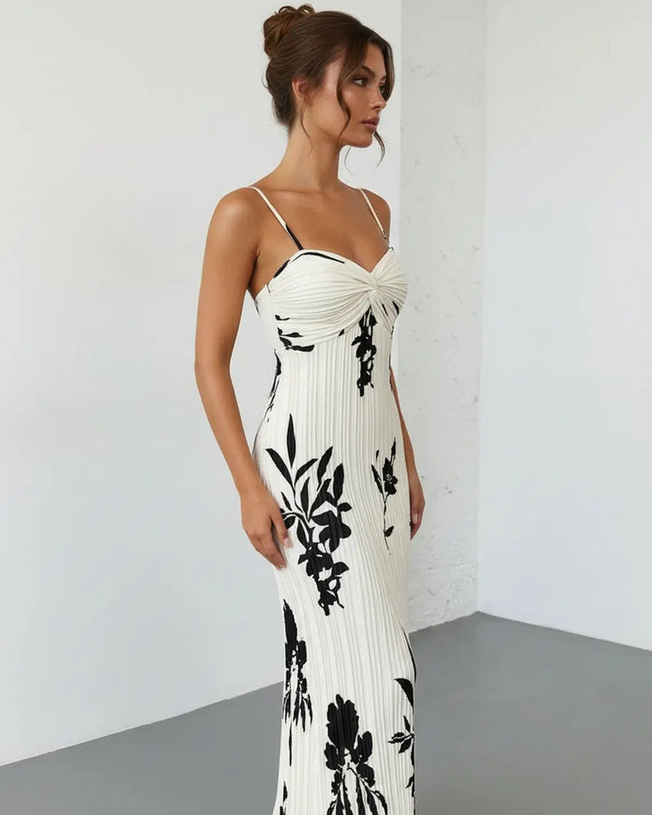 Femminile abito maxi floreale con busto twist e gonna ampia, perfetto per la moda estiva elegante.