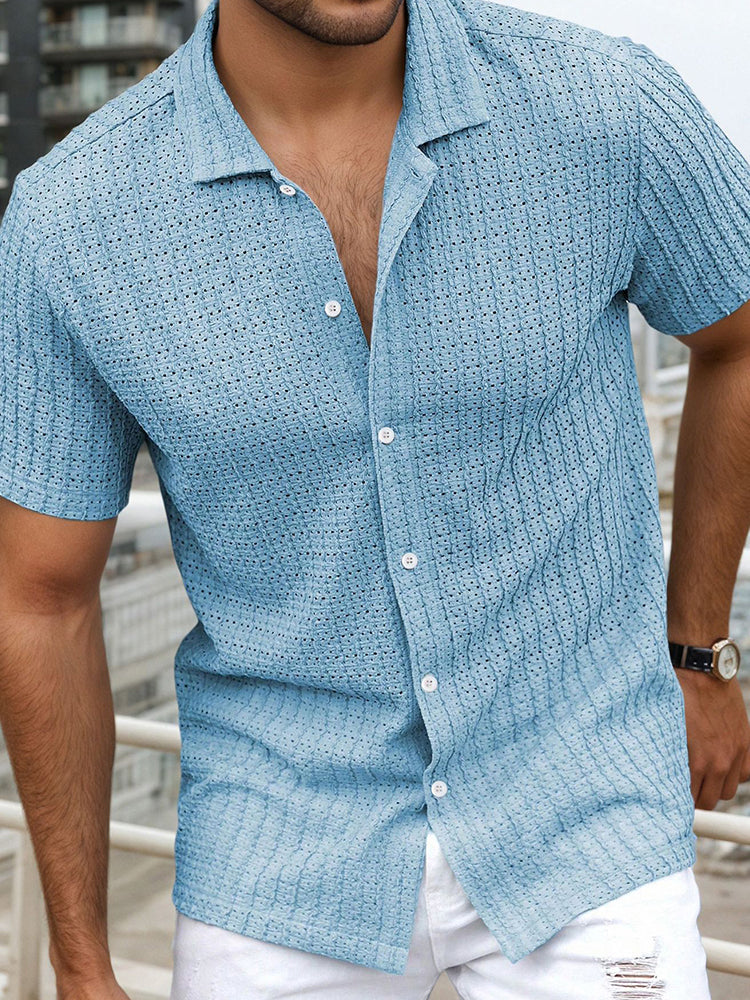 Camicia uomo fresca estiva, con maniche corte e iconico colletto cubano, versatile per ogni occasione.