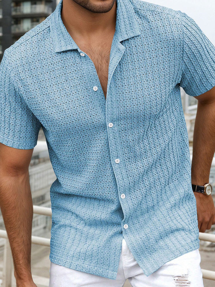 Camicia uomo fresca estiva, con maniche corte e iconico colletto cubano, versatile per ogni occasione.