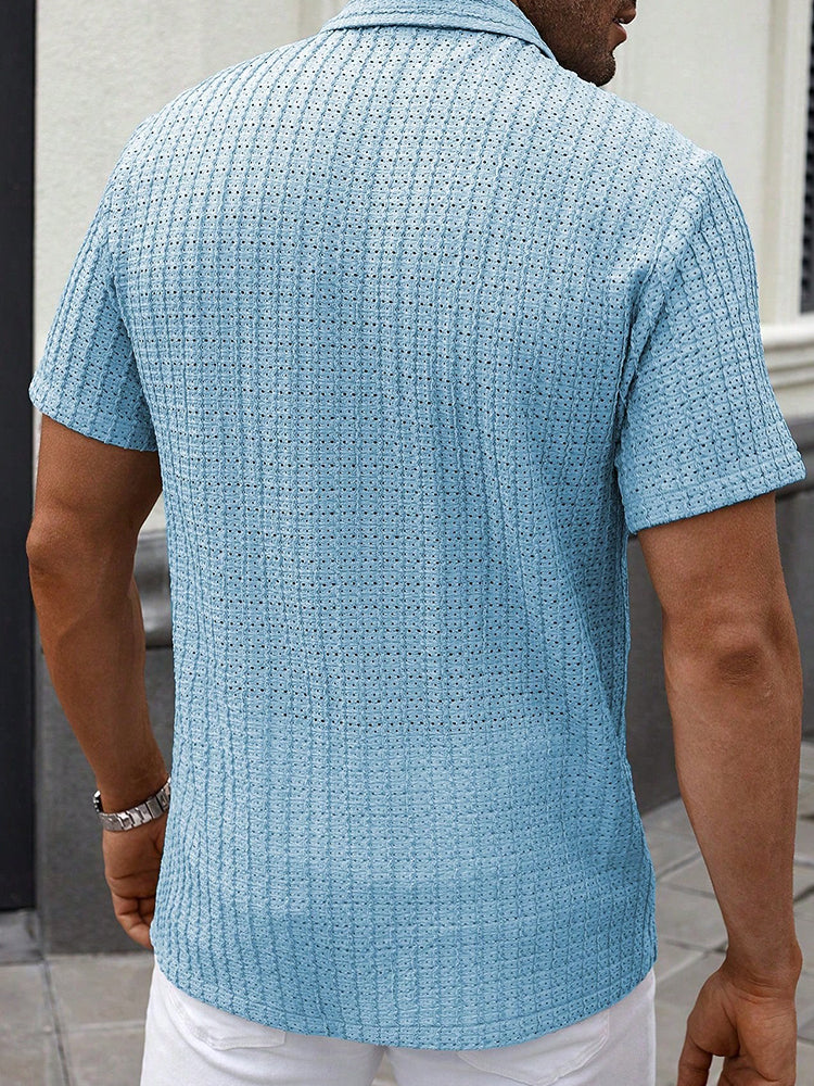 Camicia uomo casual con colletto cubano e maniche corte, per un look estivo rilassato da spiaggia.