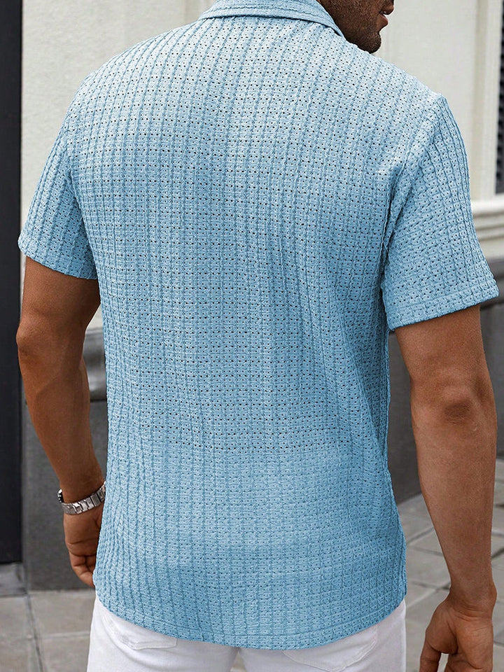 Camicia uomo casual con colletto cubano e maniche corte, per un look estivo rilassato da spiaggia.