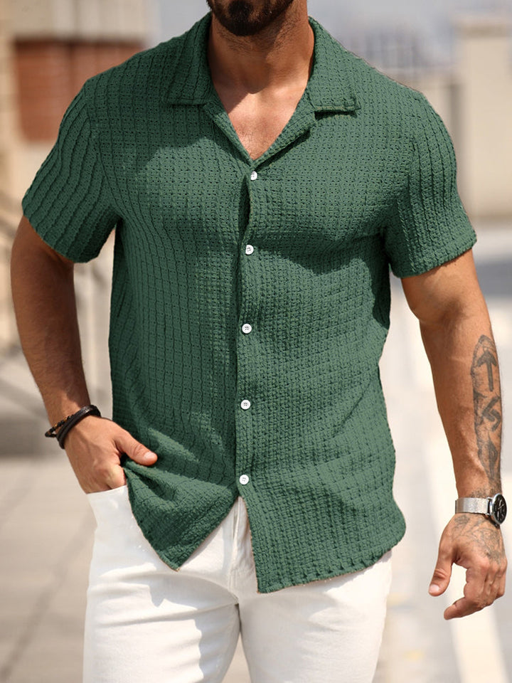 Camicia uomo a maniche corte con colletto cubano, ideale per serate estive e passeggiate in spiaggia.