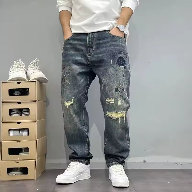 Jeans uomo relaxed fit blu grigio con stile vissuto, strappi e effetto usurato. Ideale per look casual e comodi.
