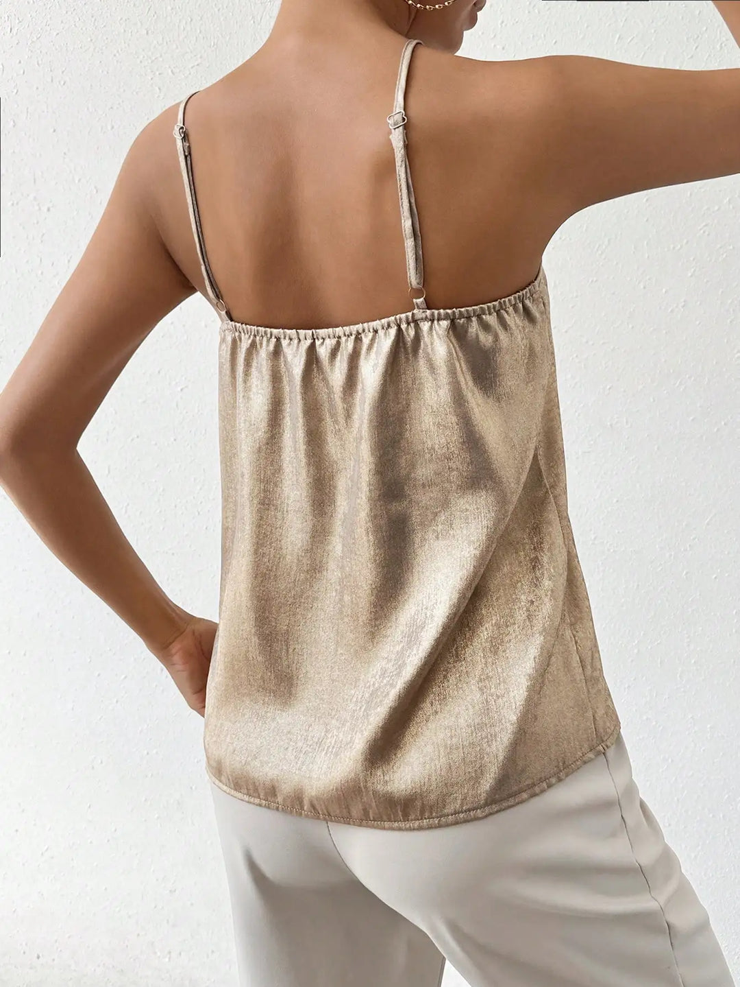 Top donna crema con scollo a V profondo e spalline sottili regolabili, cami elegante e confortevole per l'estate.