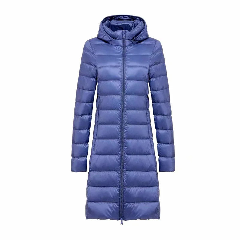 Giacca invernale lunga donna, modello slim fit e ultraleggero. Un capo caldo e alla moda per l'inverno.