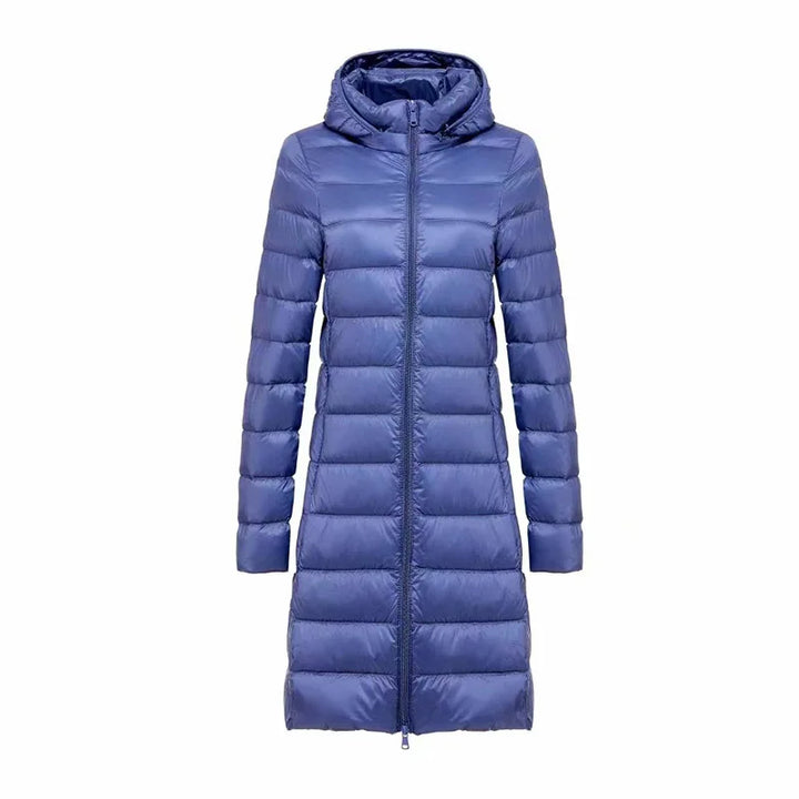 Giacca invernale lunga donna, modello slim fit e ultraleggero. Un capo caldo e alla moda per l'inverno.