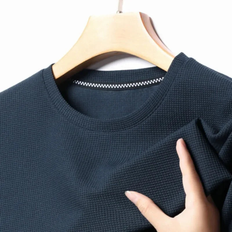 Maglietta nera uomo girocollo, manica corta, con trama a nido d'ape traspirante. Versatile per ogni stile.
