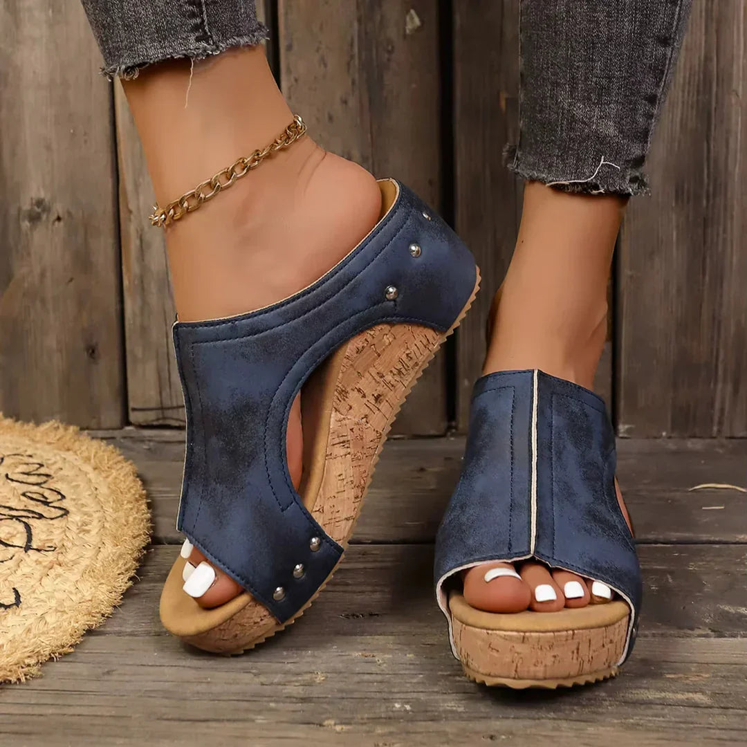 Sandali donna con zeppa alla moda, con borchie. Versatili e comodi per un outfit estivo chic o casual.