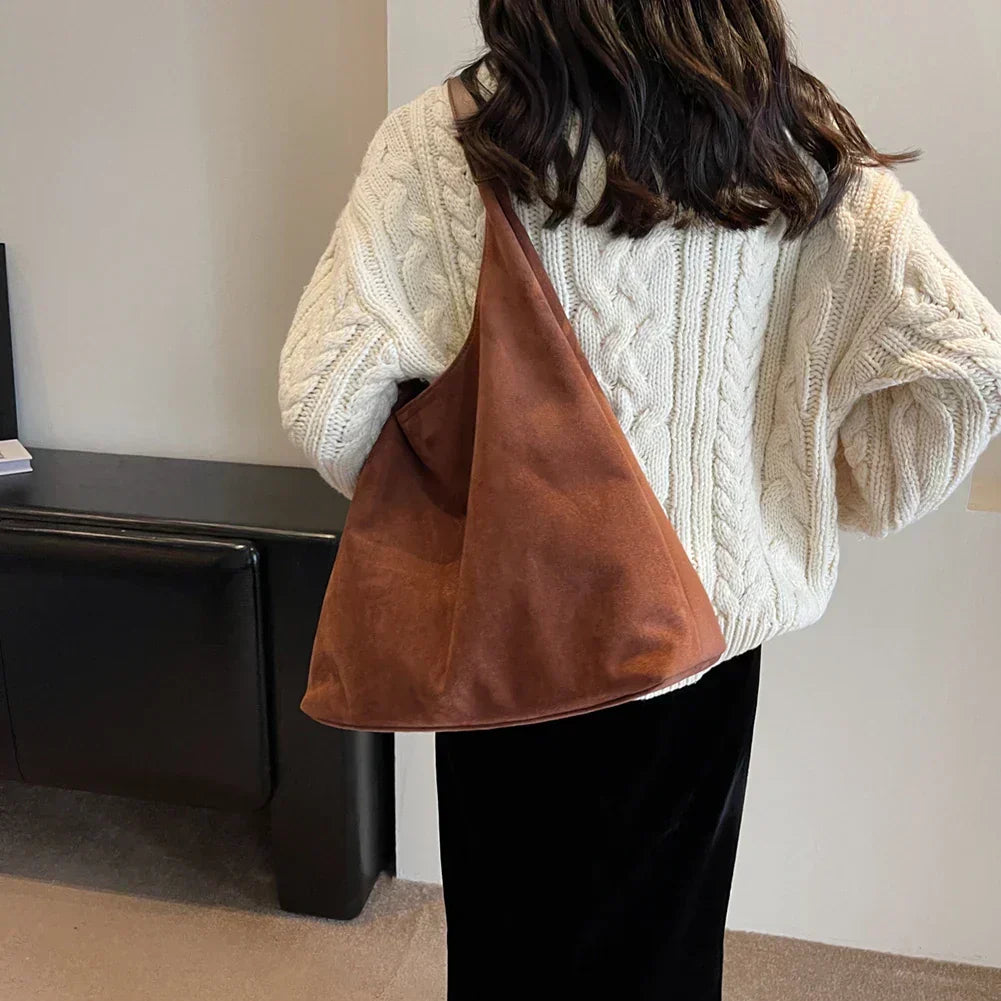 Borsa tote scamosciata beige con tracolla, stile casual ed elegante per la donna moderna.