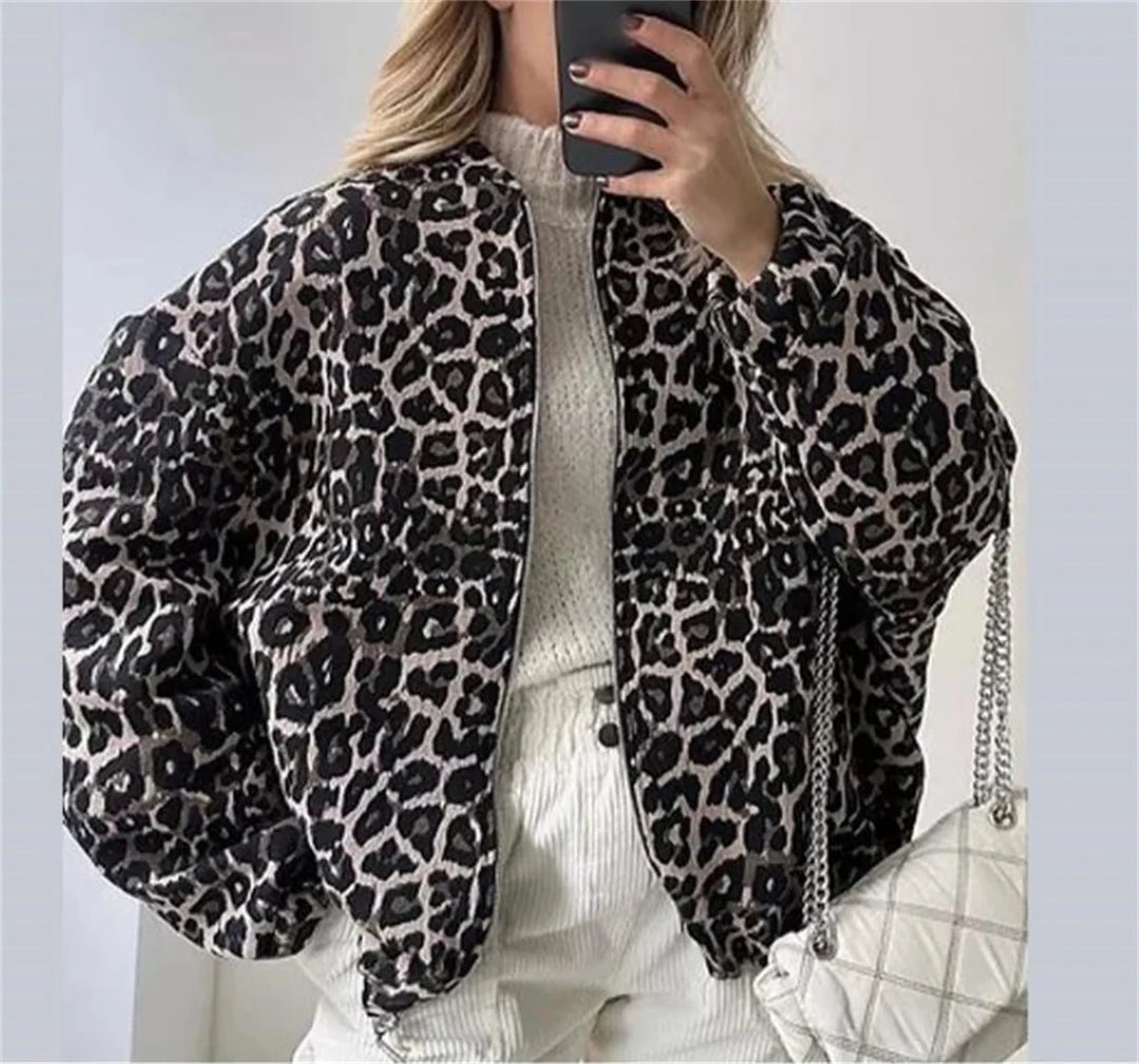 Giubbotto bomber donna leopardato, un must-have per la moda femminile, stile casual-elegante.