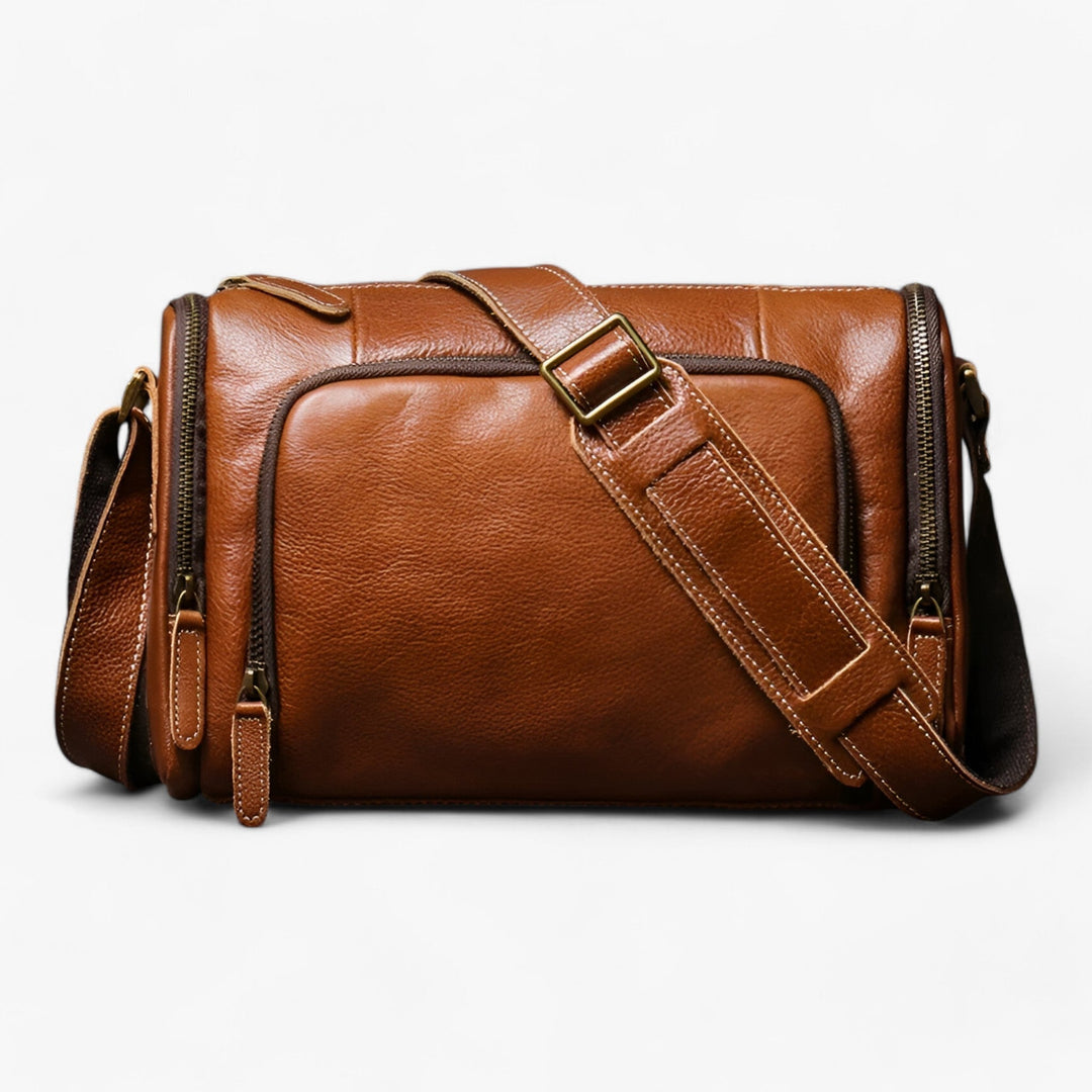Borsa messenger nera vuota, che mostra la sua struttura solida e capiente, pronta per il quotidiano.