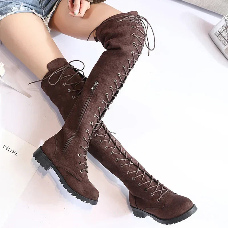 Stivali da donna con tacchi alti, in similpelle, perfetti per un outfit chic e di tendenza.