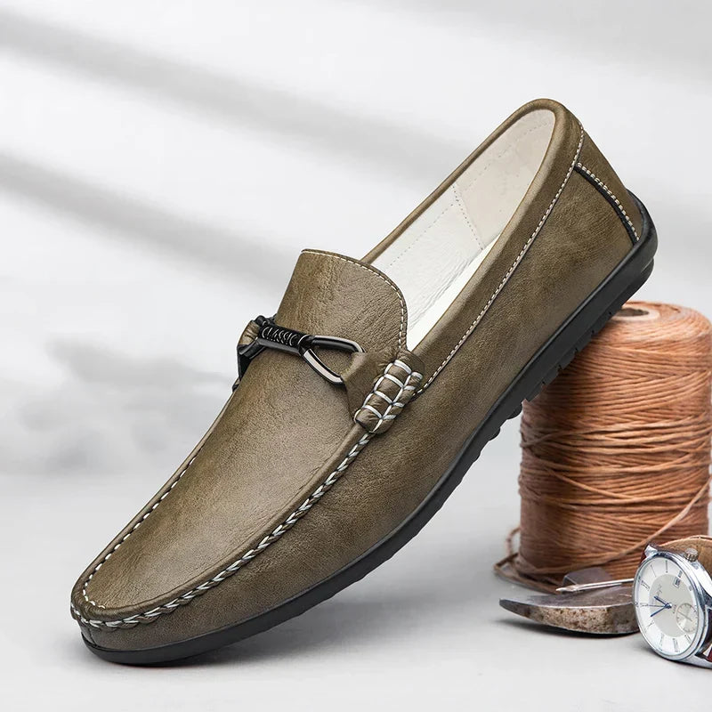 Mocassini uomo beige primaverili, comodi e versatili per outfit quotidiani di tendenza estate.