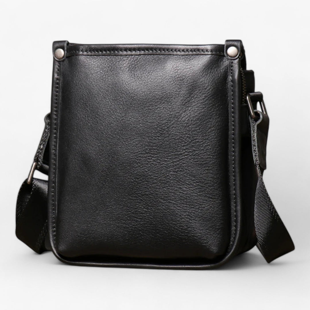 Borsa a tracolla uomo nera verticale per uso quotidiano, offre praticità ed eleganza senza sacrifici.