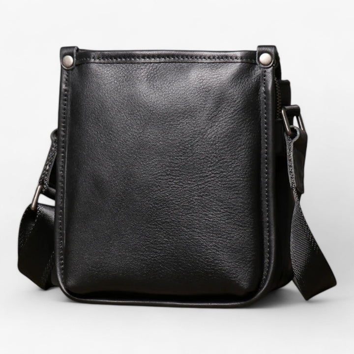 Borsa a tracolla uomo nera verticale per uso quotidiano, offre praticità ed eleganza senza sacrifici.