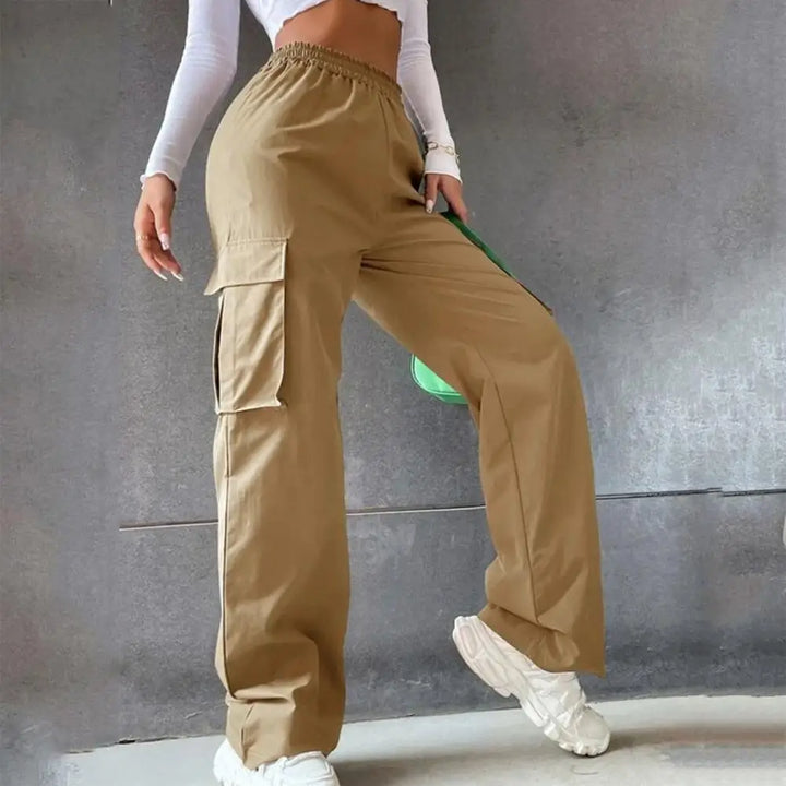 Pantaloni cargo donna beige, stile utility con tasche ampie, comfort elevato per ogni giorno.