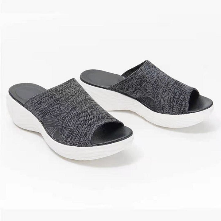 Sandali donna ortopedici con cinturino regolabile, assicurano comfort e supporto plantare per lunghe passeggiate.
