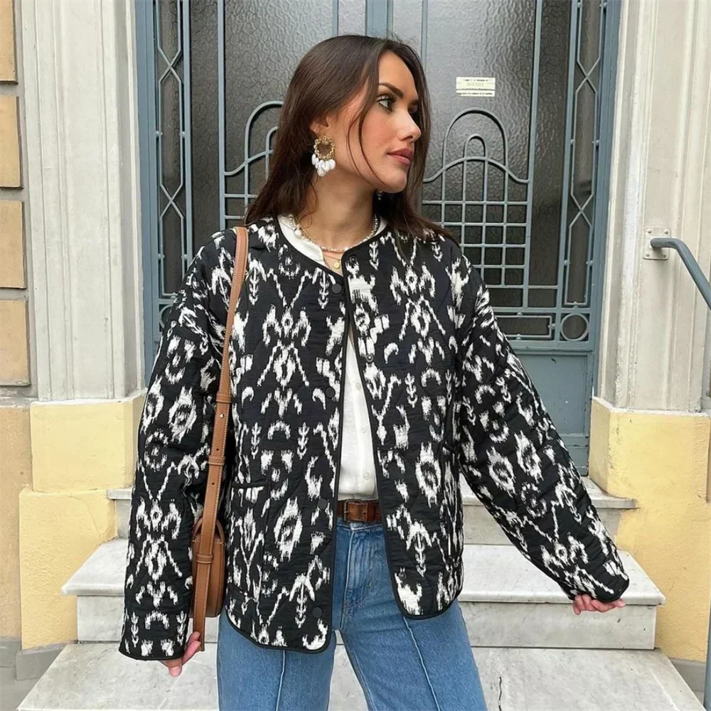 Giacca corta trapuntata nera da donna. Capo leggero e comodo, con tocco bohémien per un look versatile.