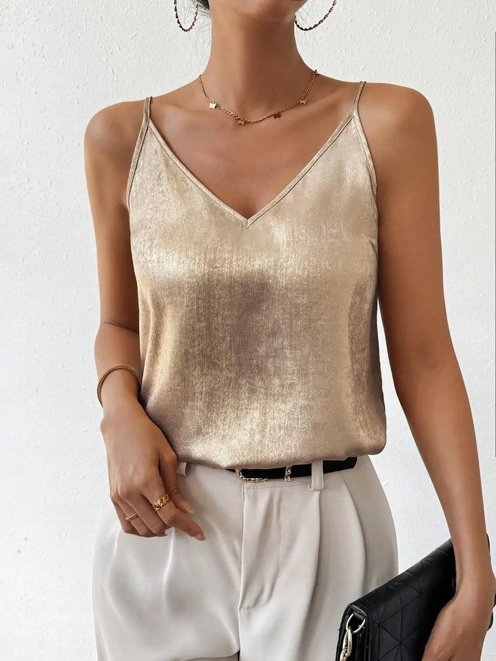 Cami top donna elegante in tessuto leggero color crema, con scollo a V e spalline sottili, ideale per outfit raffinati.