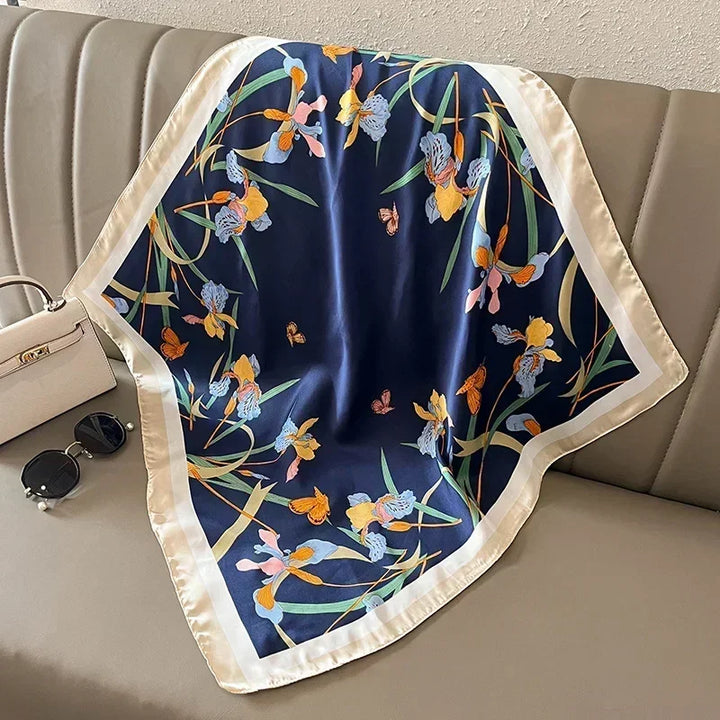 Sciarpa da donna in raso satinato, stampa floreale, accessorio moda elegante.