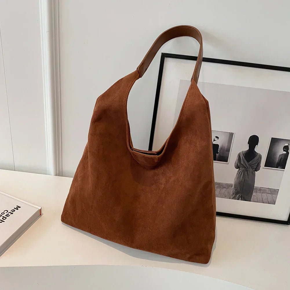 Borsa tote donna elegante in pelle scamosciata marrone, perfetta per l'uso quotidiano.
