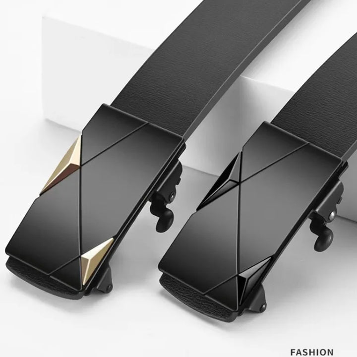 Cintura uomo moderna con fibbia automatica nera, accessorio elegante e pratico per ogni stile maschile.