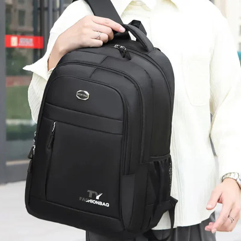 Zaino da viaggio grande capacità in nylon resistente. Perfetto per pendolarismo e avventure urbane, unisex e pratico.