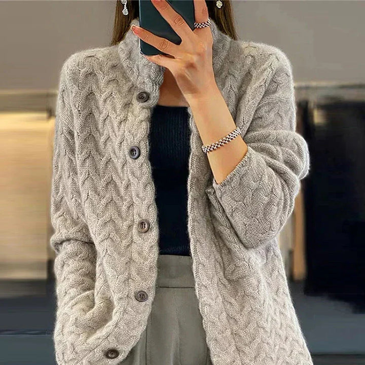 Elegante cardigan in maglia da donna, ideale per autunno inverno. Morbido, comodo e di tendenza.