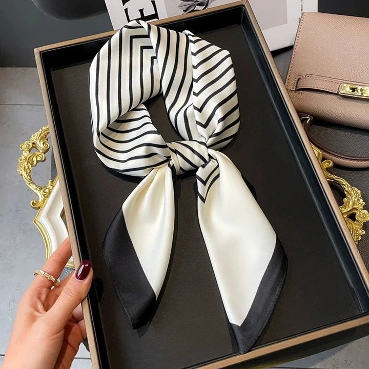 Elegante foulard donna in raso, stampa floreale, leggero e versatile.