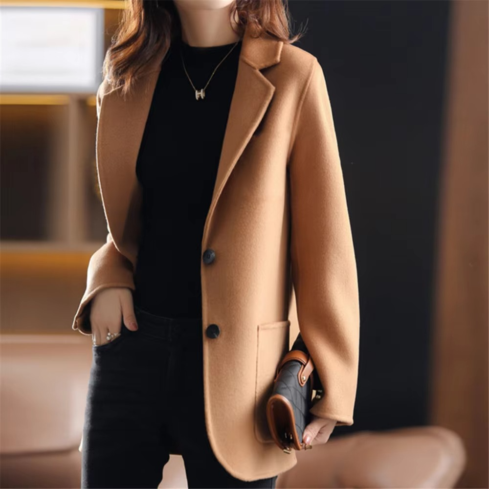 Giacca blazer strutturata per donna, perfetta per moda autunnale e outfit casual chic con tasche.