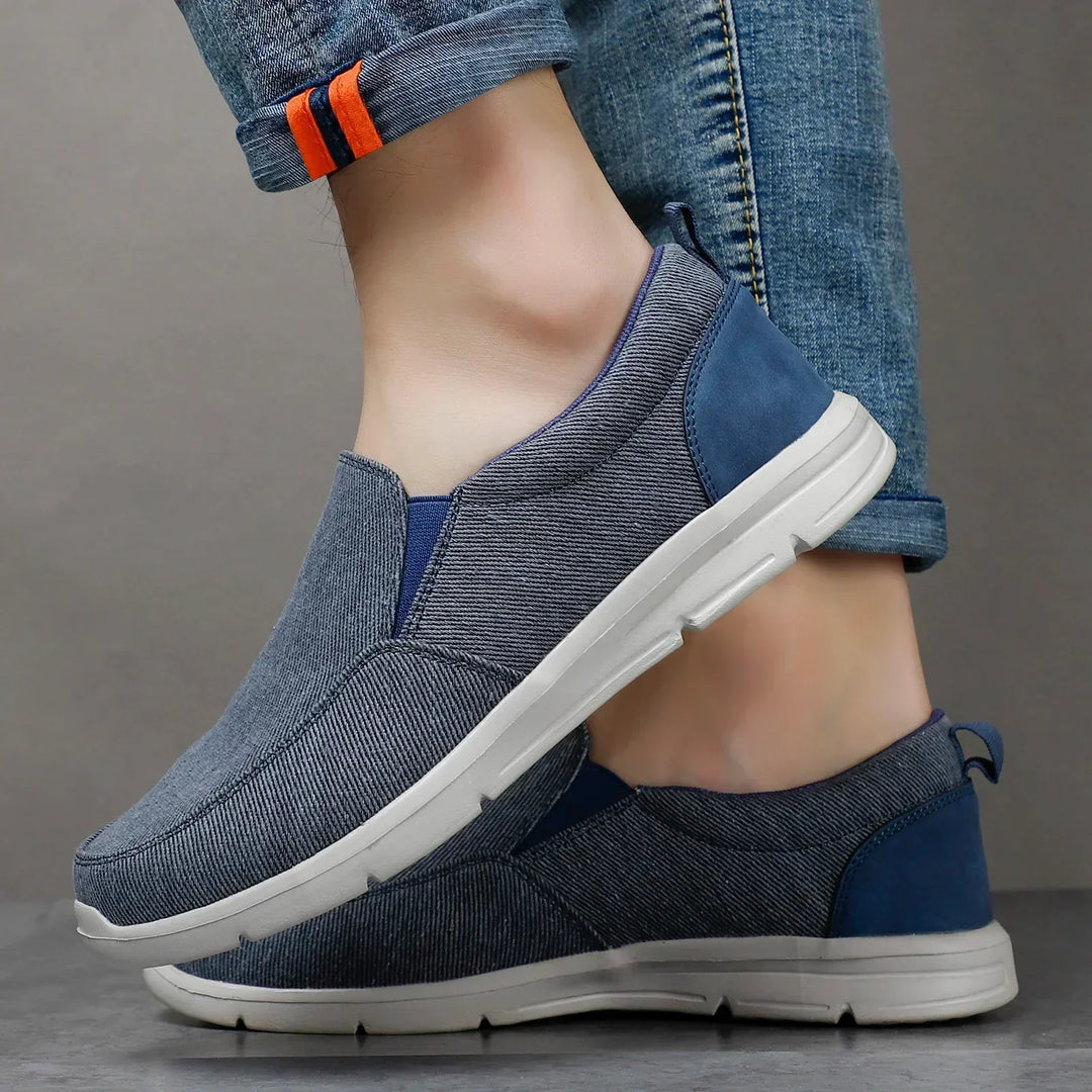 Sneakers uomo leggere, senza lacci, offrono comfort ammortizzato superiore.
