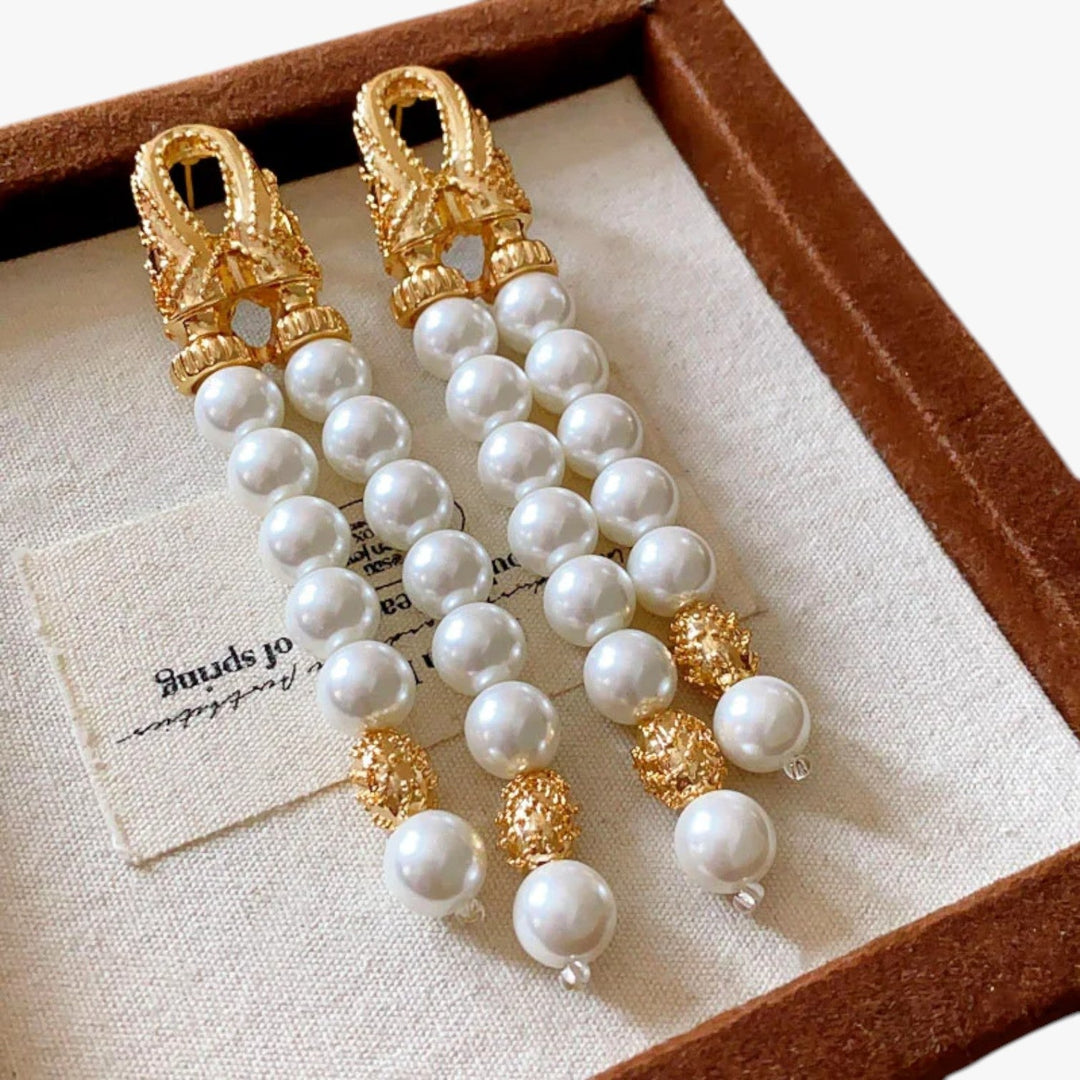 Gioielli donna: orecchini pendenti in oro con sfera lucida, tocco di eleganza e moda per lei.
